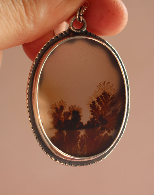 Quiétude, collier paysage en argent et agate dendritique 