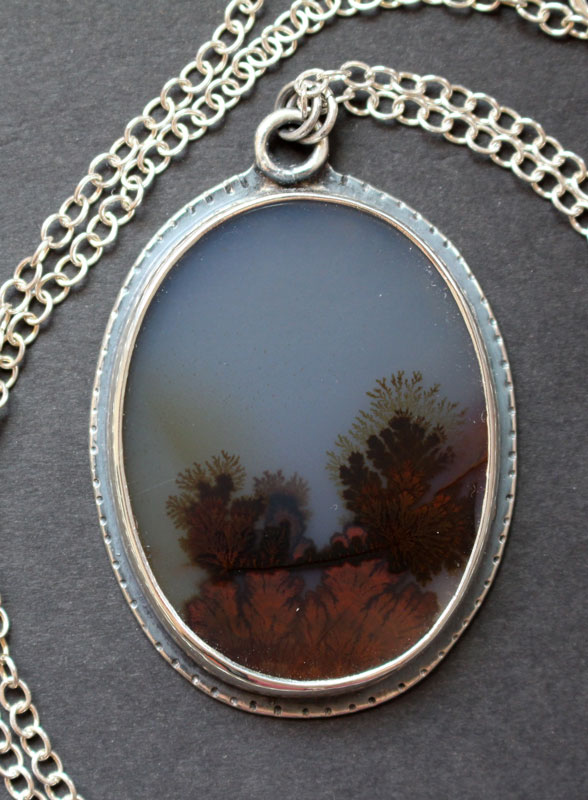 Quiétude, collier paysage en argent et agate dendritique 