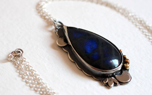 Rayon de lune, collier jeu de lumière en argent, laiton et labradorite