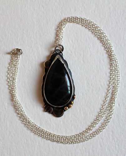 Rayon de lune, collier jeu de lumière en argent, laiton et labradorite