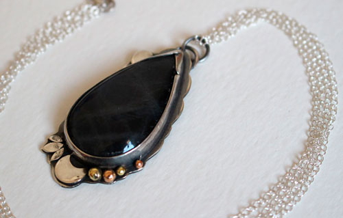Rayon de lune, collier jeu de lumière en argent, laiton et labradorite
