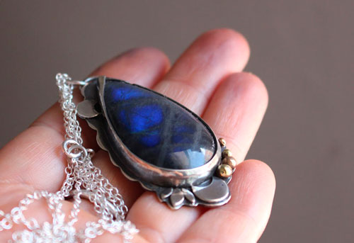 Rayon de lune, collier jeu de lumière en argent, laiton et labradorite
