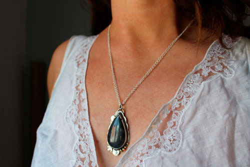 Rayon de lune, collier jeu de lumière en argent, laiton et labradorite