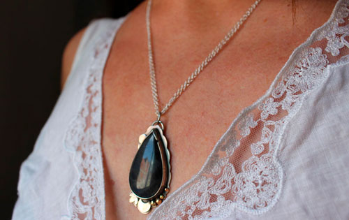 Rayon de lune, collier jeu de lumière en argent, laiton et labradorite