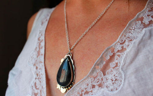 Rayon de lune, collier jeu de lumière en argent et labradorite