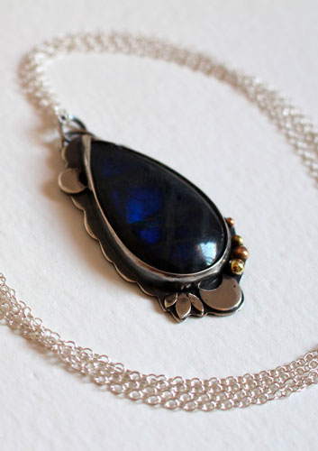 Rayon de lune, collier jeu de lumière en argent, laiton et labradorite