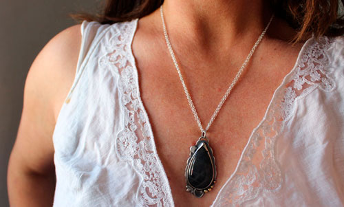 Rayon de lune, collier jeu de lumière en argent, laiton et labradorite