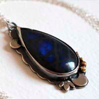 Rayon de lune, collier jeu de lumière en argent, laiton et labradorite