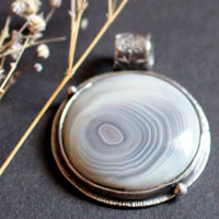 Ricochets sous la pleine lune, pendentif astronomique en argent et agate Botswana