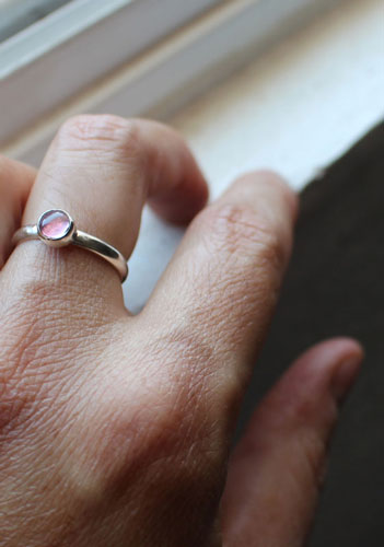 Rose dragée, bague en argent et saphir rose