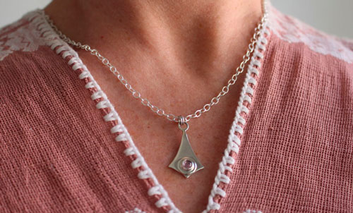 Roz, collier cerf-volant en argent et zircon rose 