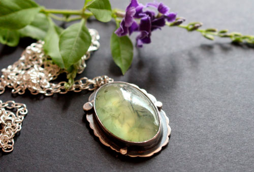 Serephina, collier sautoir romantique en argent et prehnite