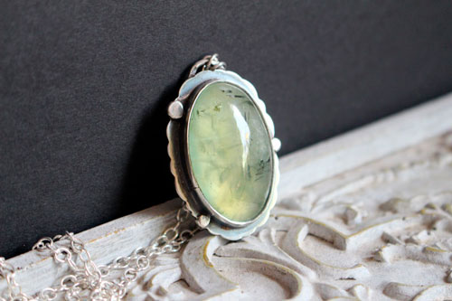 Serephina, collier sautoir romantique en argent et prehnite