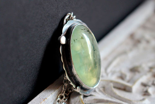 Serephina, collier sautoir romantique en argent et prehnite