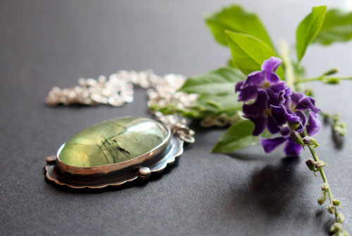 Serephina, collier sautoir romantique en argent et prehnite