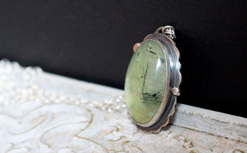 Serephina, collier sautoir romantique en argent et prehnite