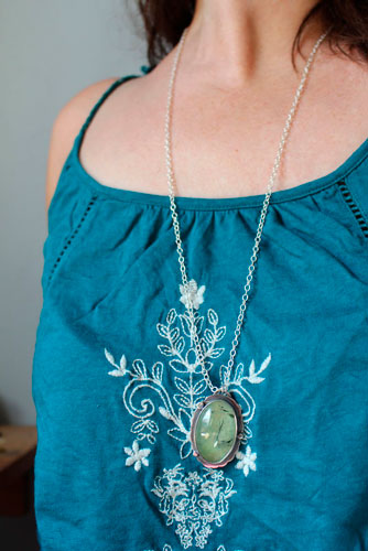 Serephina, collier sautoir romantique en argent et prehnite