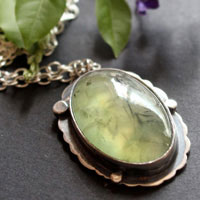 Serephina, collier sautoir romantique en argent et prehnite