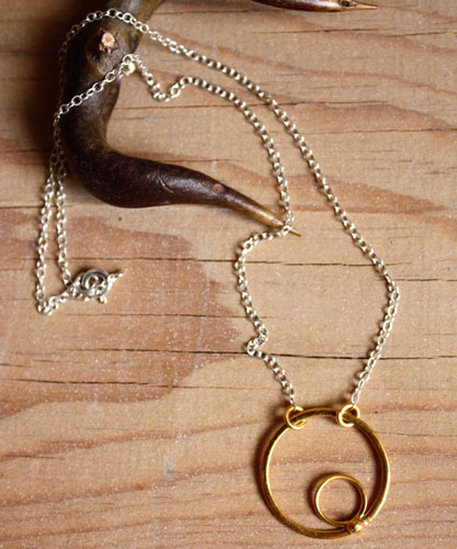 Soleil aztèque, collier cycles et survie en or et argent
