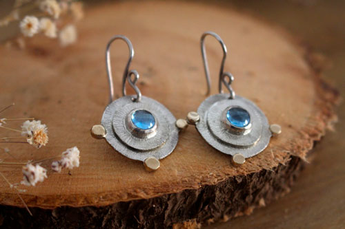 Soleil d’azur, boucles d’oreilles évasion en argent, or et zircon bleu