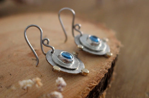 Soleil d’azur, boucles d’oreilles évasion en argent, or et zircon bleu