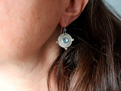 Soleil d’azur, boucles d’oreilles évasion en argent, or et zircon bleu