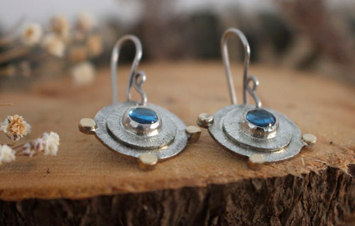 Soleil d’azur, boucles d’oreilles évasion en argent, or et zircon bleu