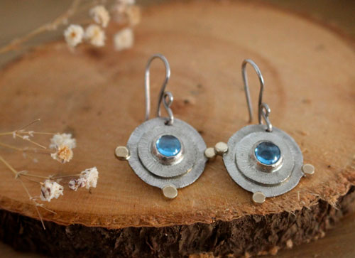 Soleil d’azur, boucles d’oreilles évasion en argent, or et zircon bleu