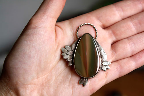 Sompaïna, pendentif arc-en-ciel de la terre-mère en argent et jaspe impérial