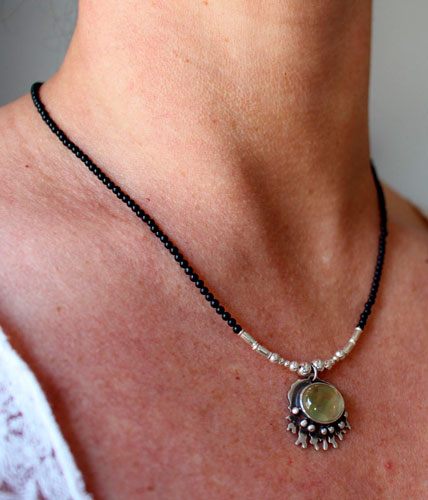 Sous l’océan, collier corail en argent, prehnite et agate