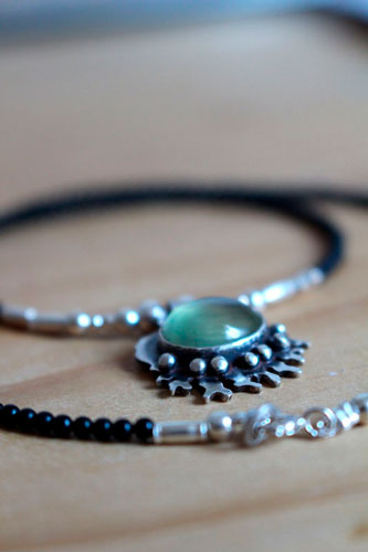 Sous l’océan, collier corail en argent, prehnite et agate