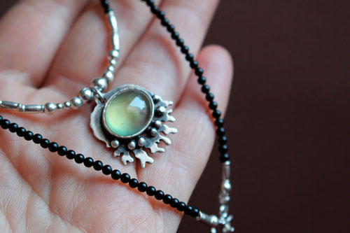 Sous l’océan, collier corail en argent, prehnite et agate