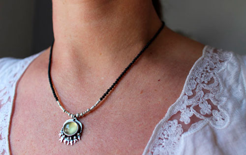 Sous l’océan, collier corail en argent, prehnite et agate