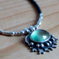 Sous l’océan, collier corail en argent, prehnite et agate noire