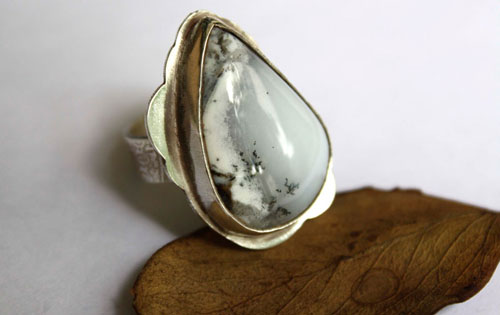 Sous la neige, bague repos de la nature en argent et agate dendritique