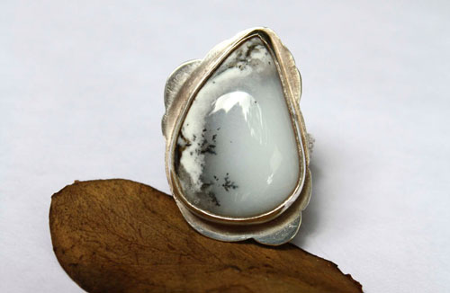 Sous la neige, bague repos de la nature en argent et agate dendritique