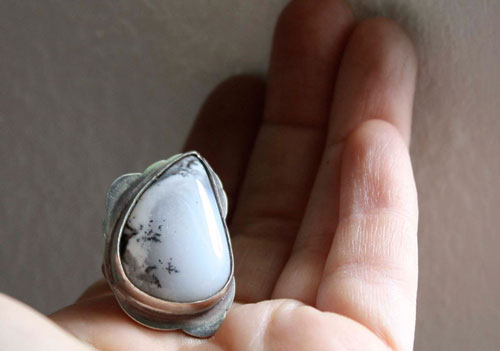 Sous la neige, bague repos de la nature en argent et agate dendritique