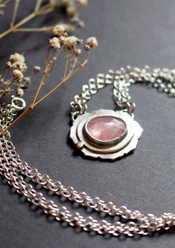 Super nova saphir, collier astronomie en argent, or et saphir rose