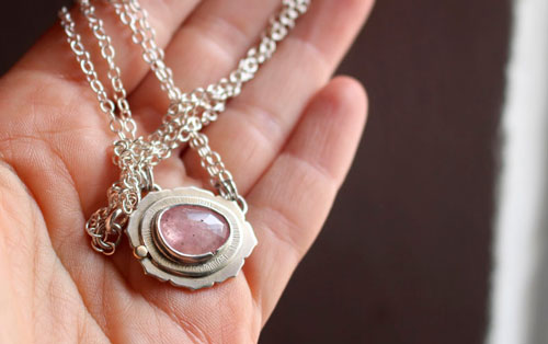 Super nova saphir, collier astronomie en argent, or et saphir rose