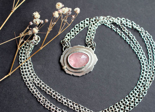 Super nova saphir, collier astronomie en argent, or et saphir rose