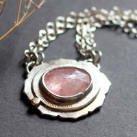 Super nova saphir, collier astronomie en argent, or et saphir rose