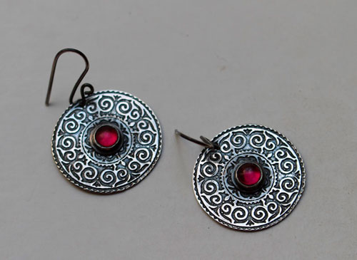 Suzani, boucles d’oreilles broderie asiatique en argent et rubis