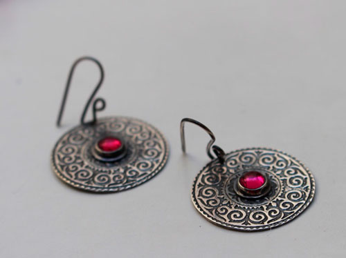 Suzani, boucles d’oreilles broderie asiatique en argent et rubis