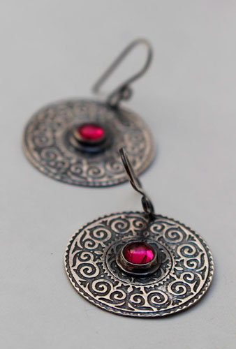 Suzani, boucles d’oreilles broderie asiatique en argent et rubis