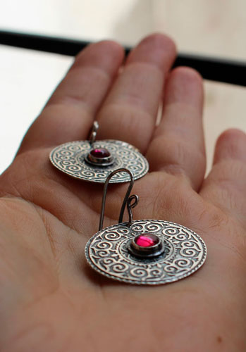 Suzani, boucles d’oreilles broderie asiatique en argent et rubis