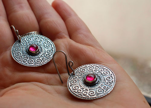 Suzani, boucles d’oreilles broderie asiatique en argent et rubis