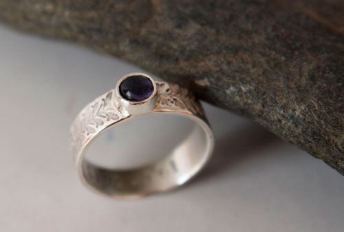 Symbole, bague lierre en argent et iolite