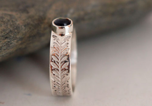 Symbole, bague lierre en argent et iolite
