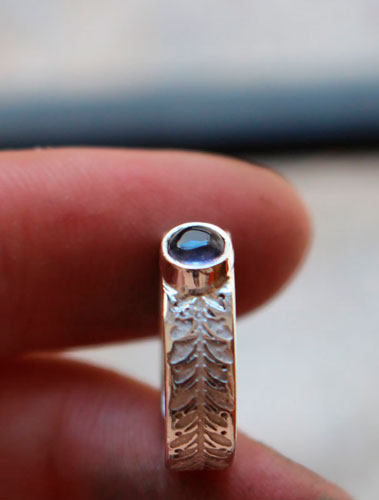 Symbole, bague lierre en argent et iolite