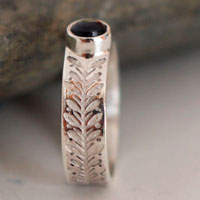 Symbole, bague lierre en argent et iolite